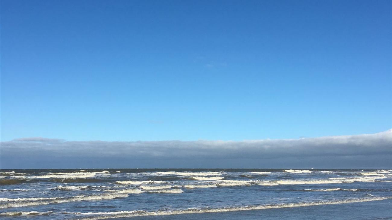 Nordsee vor blauem Himmel